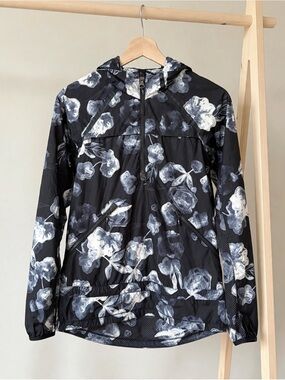 Lululemon Floral Windbreaker size 4 /S black hooded running Jacket -16” ptp